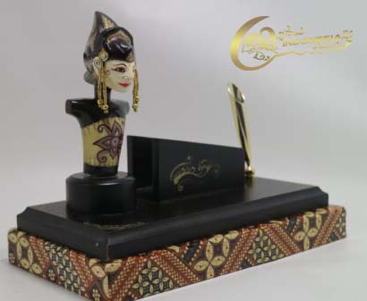 Wayang Golek pen holder